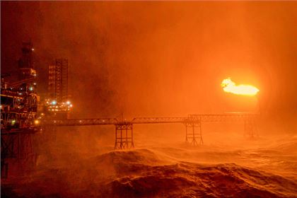 Lửa phaken tại giàn khoan của Vietsovpetro chống chọi bão Usagi